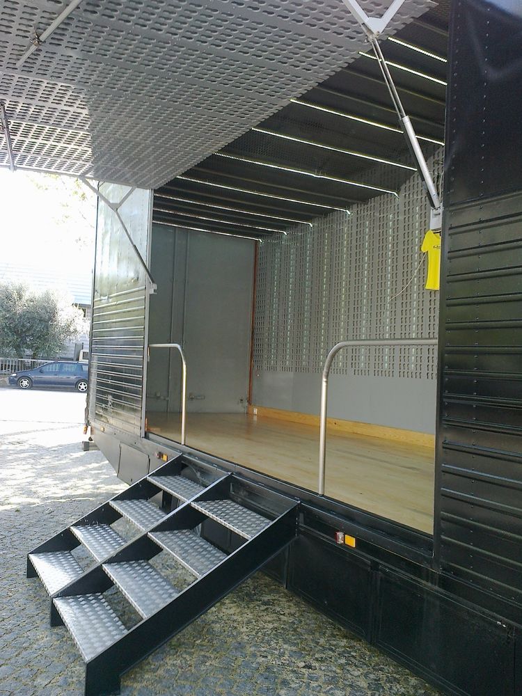 Camião para transporte/ venda ambulante/ palco