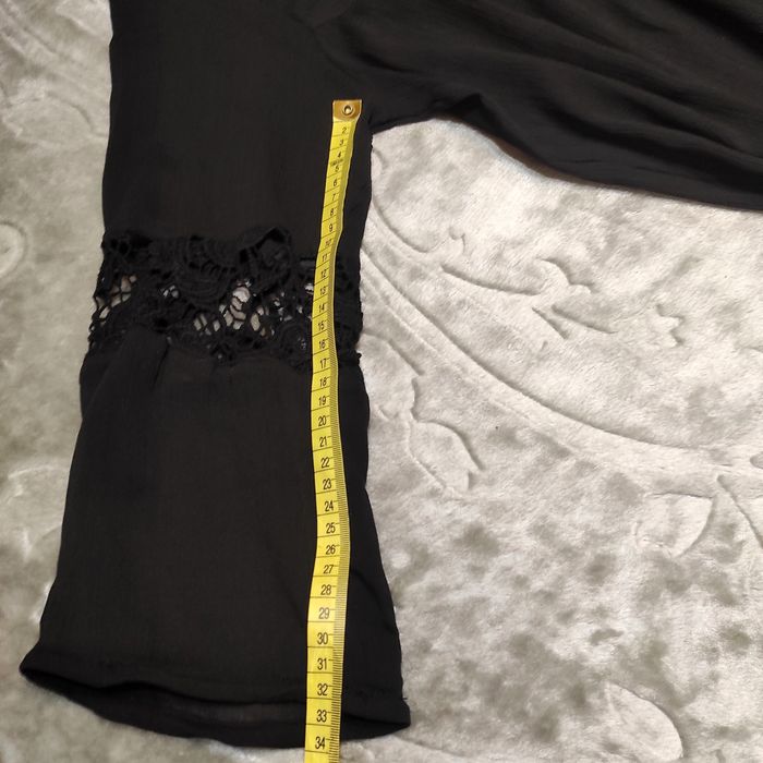 Bluzeczka czarna z tiulu z ozdobnym wykończeniem M