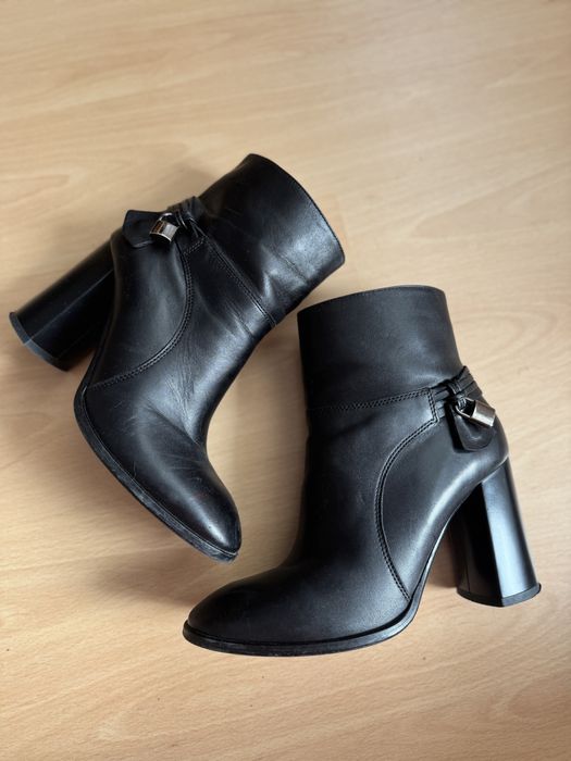 Czarne botki na słupku Lasocki