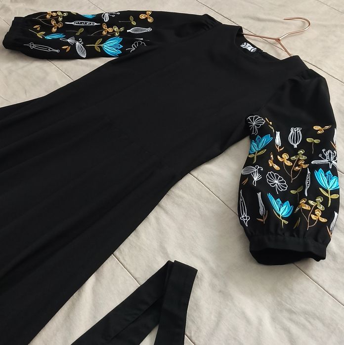 Чорна сукня з вишивкою на рукавах українського бренду Птаха 1613