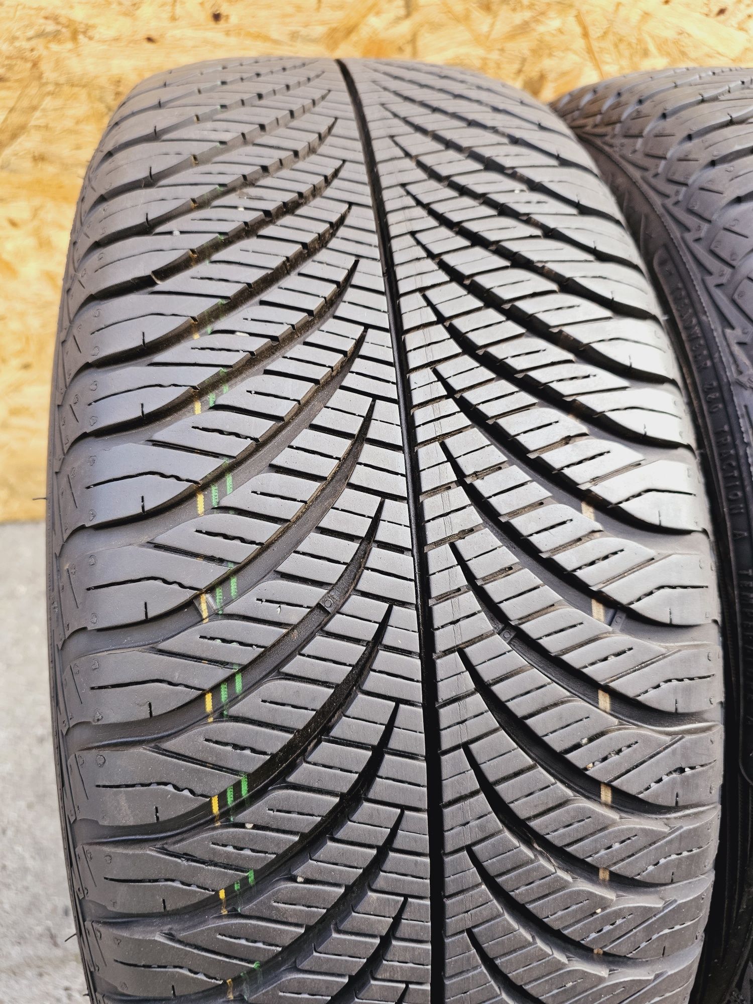 Jak Nowe!!  8mm. 215/55 r17 Goodyear Vector 4Seasons 4916