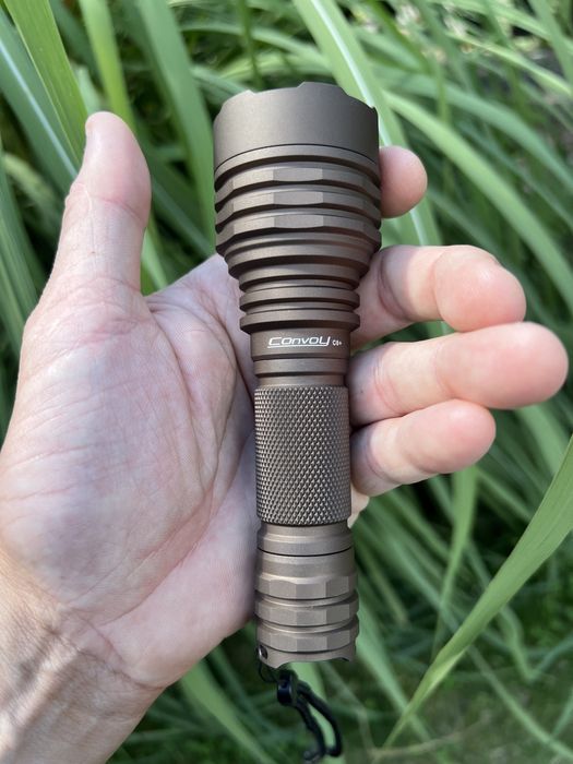 Nowa latarka Convoy C8+ KW CSLNM1.TG, 4 tryby, Piaskowy kolor