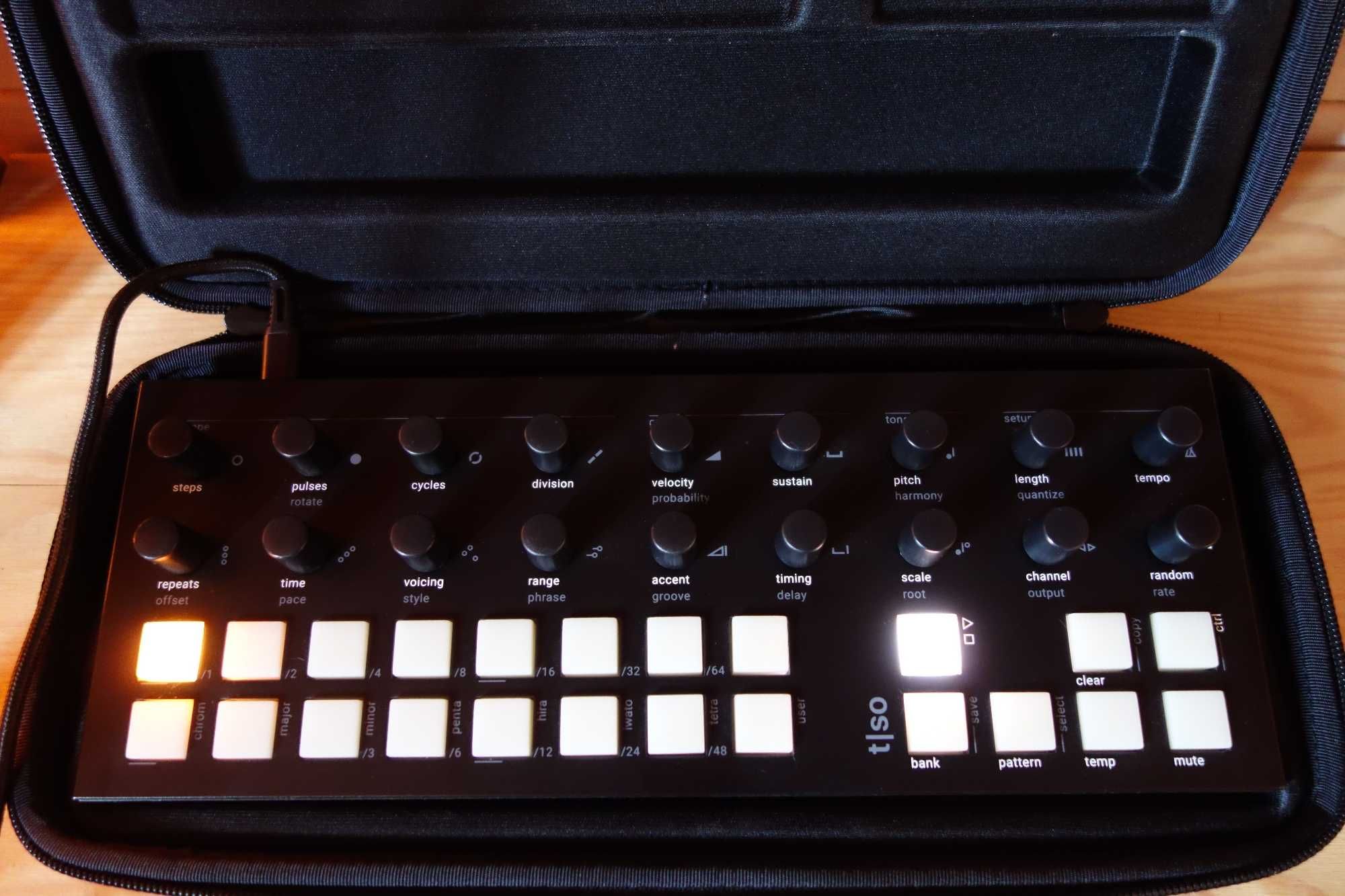 Torso T-1 Algorithmic Performance Sequencer + bolsa