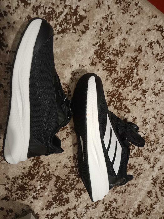 Кросівки 37 розмір, з дисковою круглою шнурівкою