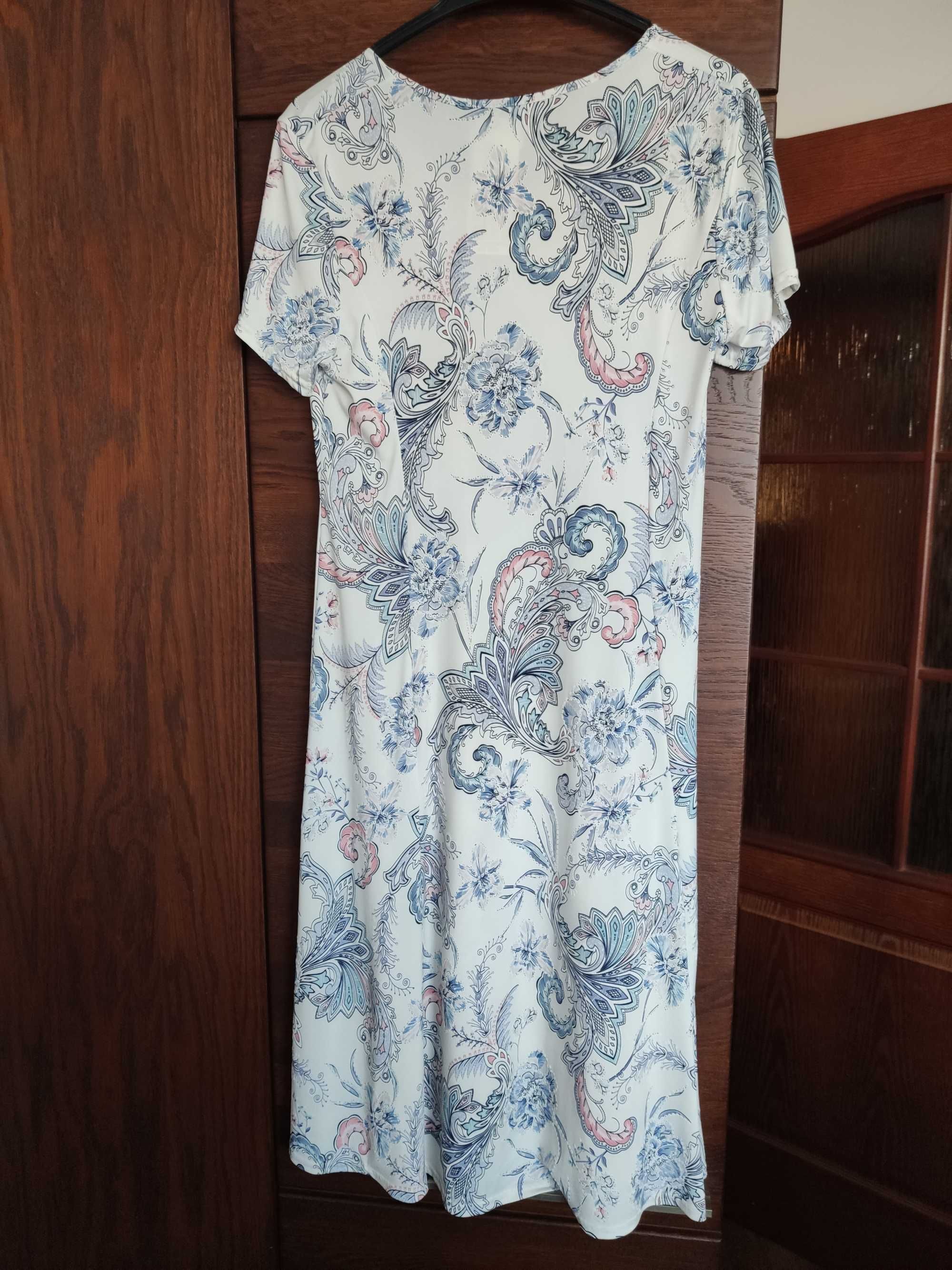 Wzorzysta sukienka r. 42 / XL nowa z aplikacją delikatny materiał