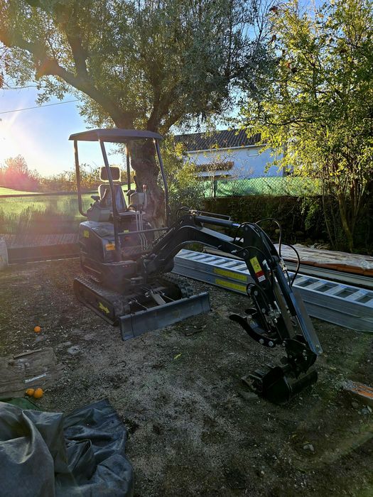 Mini Giratória 1500Kg Seminova Com Cerca de 2.6 horas Diesel