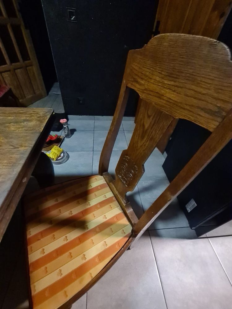 Zabytkowy komplet mebli komoda+ stół rozkladan+ 8krzeseł (lite drewno)