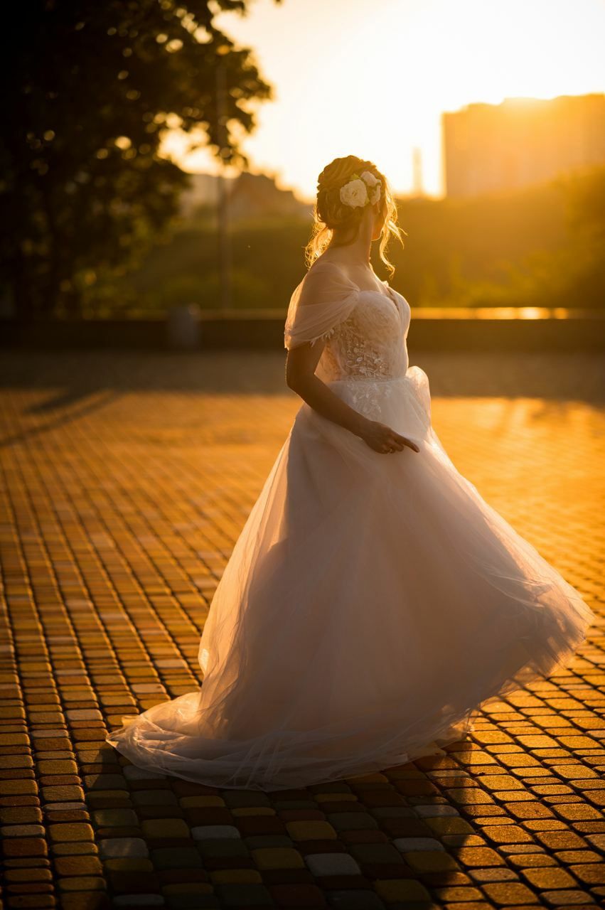Елегантна весільна сукня зі шлейфом