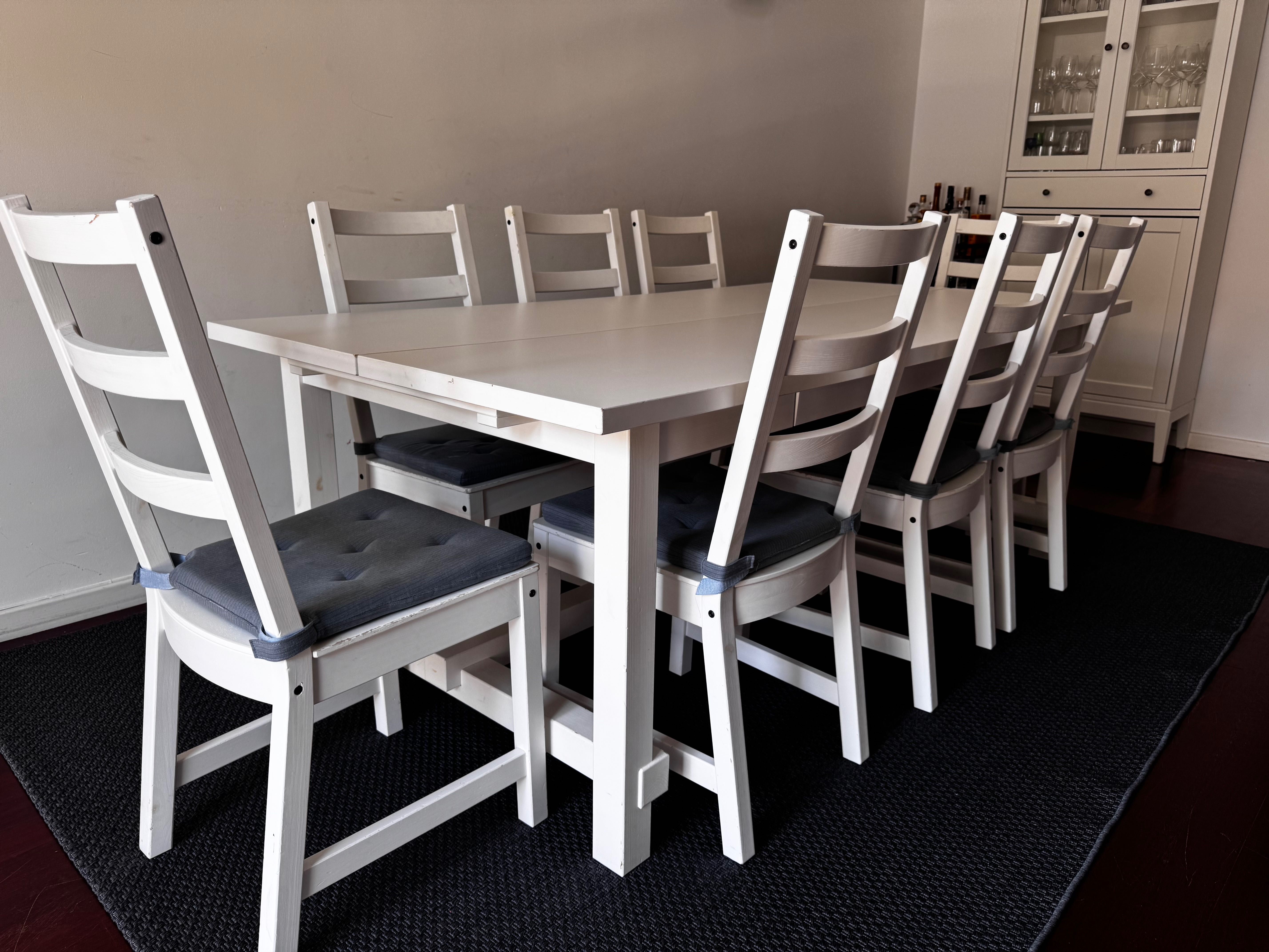 Mesa extensível e 8 cadeiras