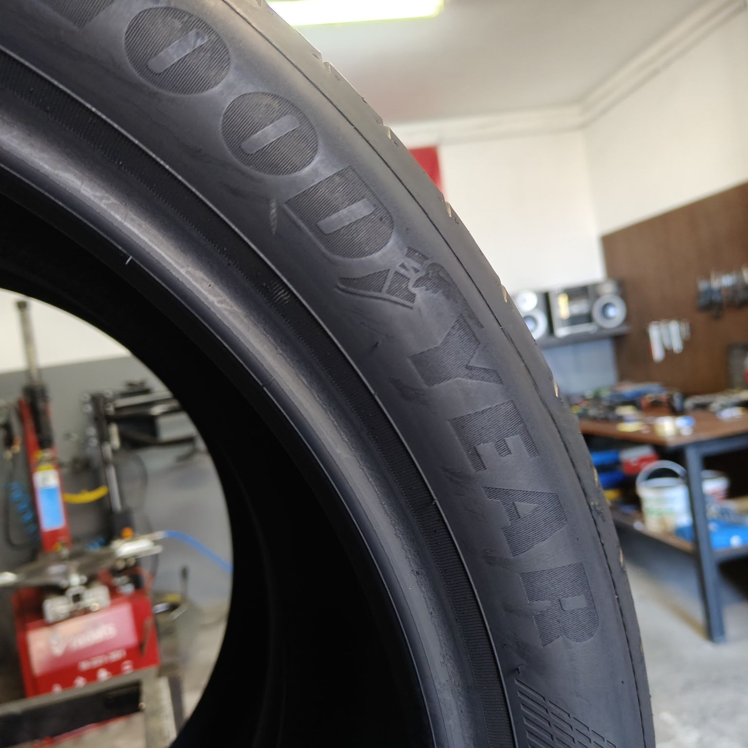 255/40/20 XL Sprzedam parę opon letnich Goodyear