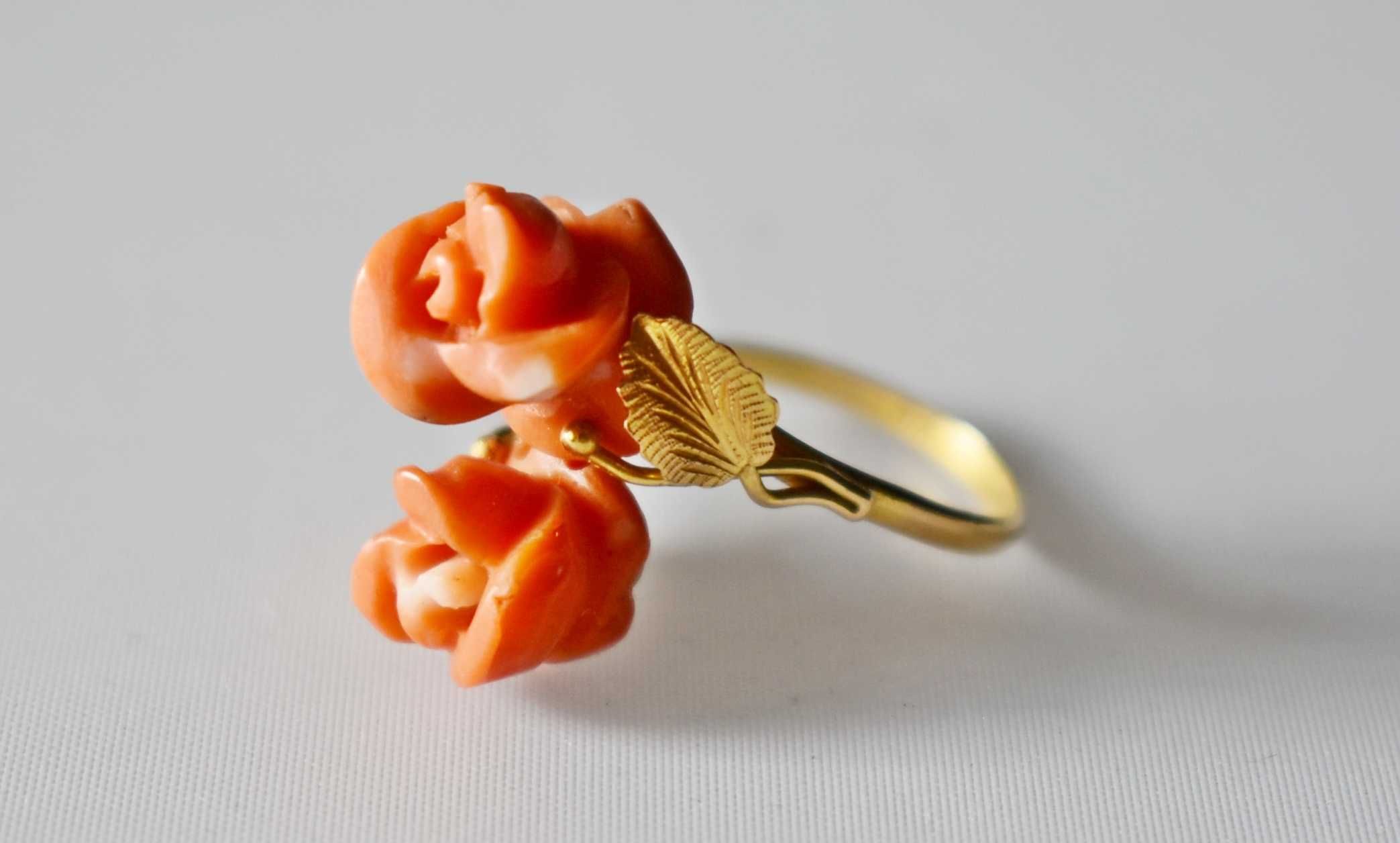 Złoty pierścionek z koralem "Różyczki"