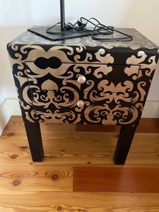 Mesas Cabeceira Pretas e Douradas 54x67cm