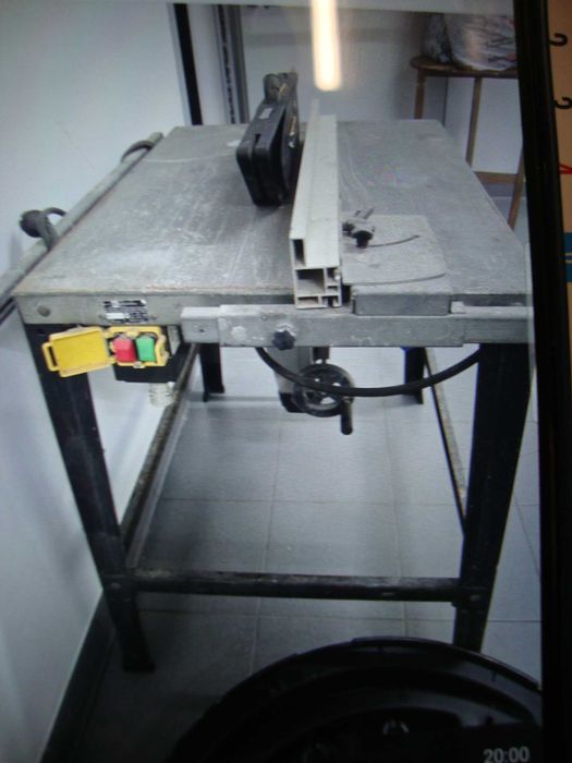 Mesa ELU em ferro para corte de madeira com disco angular ELU, Usada