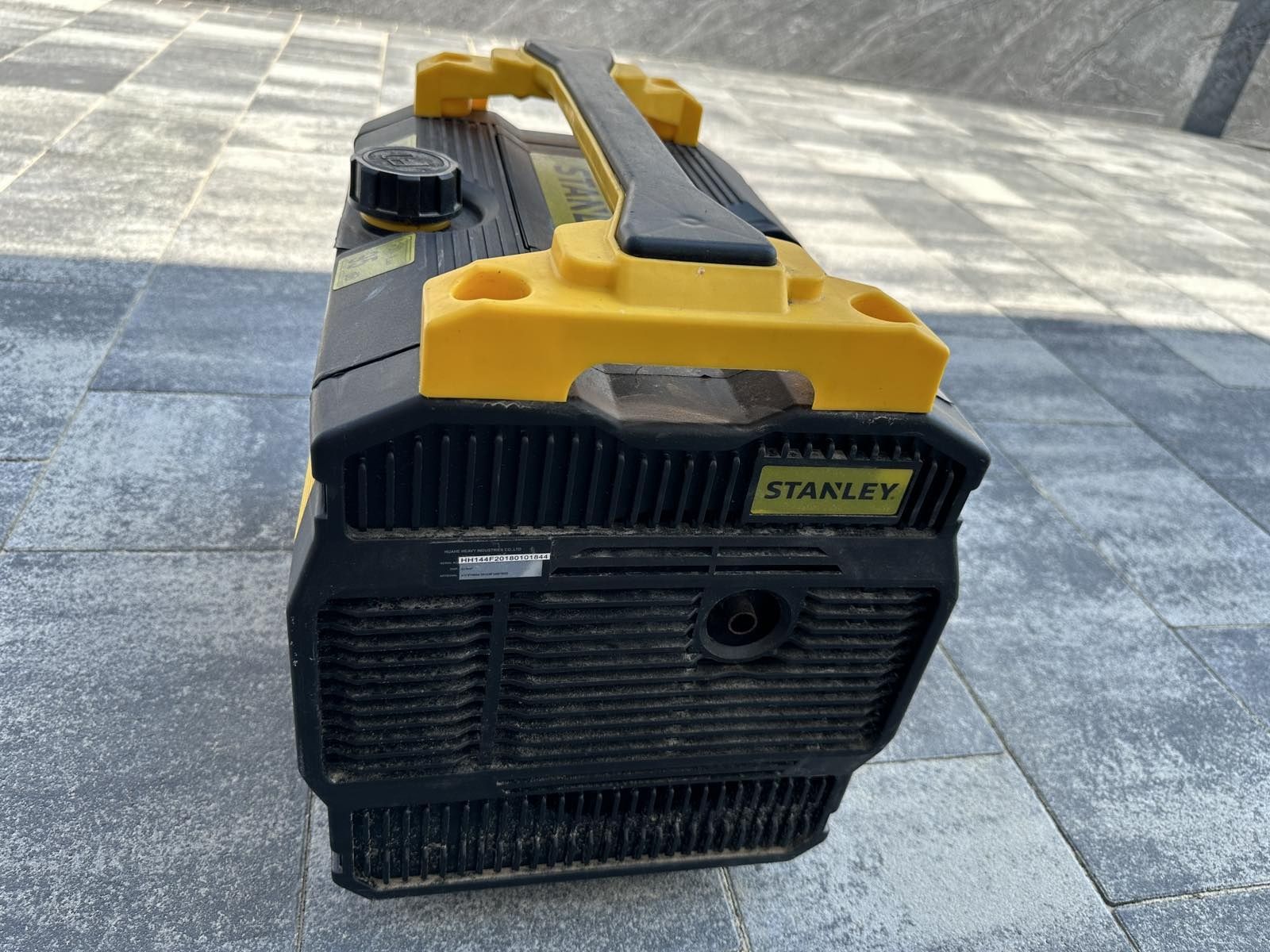 Iнвенторний бензиновий генератор 
Stanley Sig 1200S

- Вихідна напруга