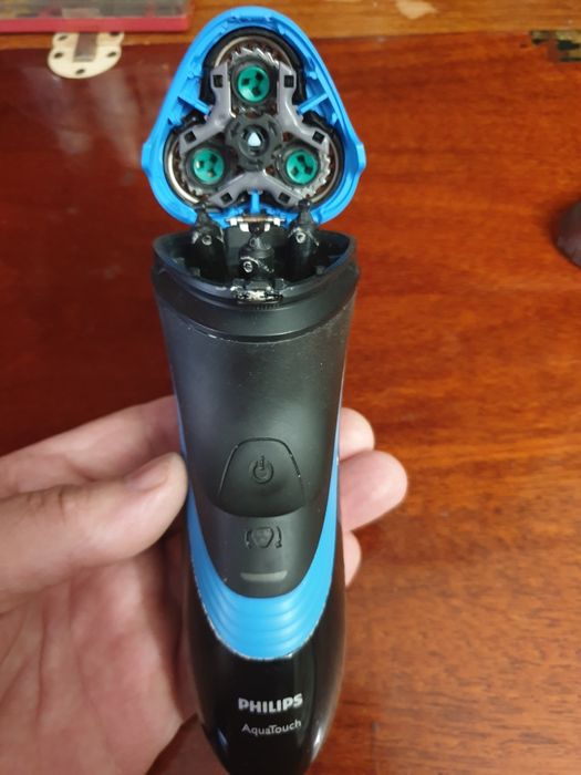 Електробритва Phillips AT756