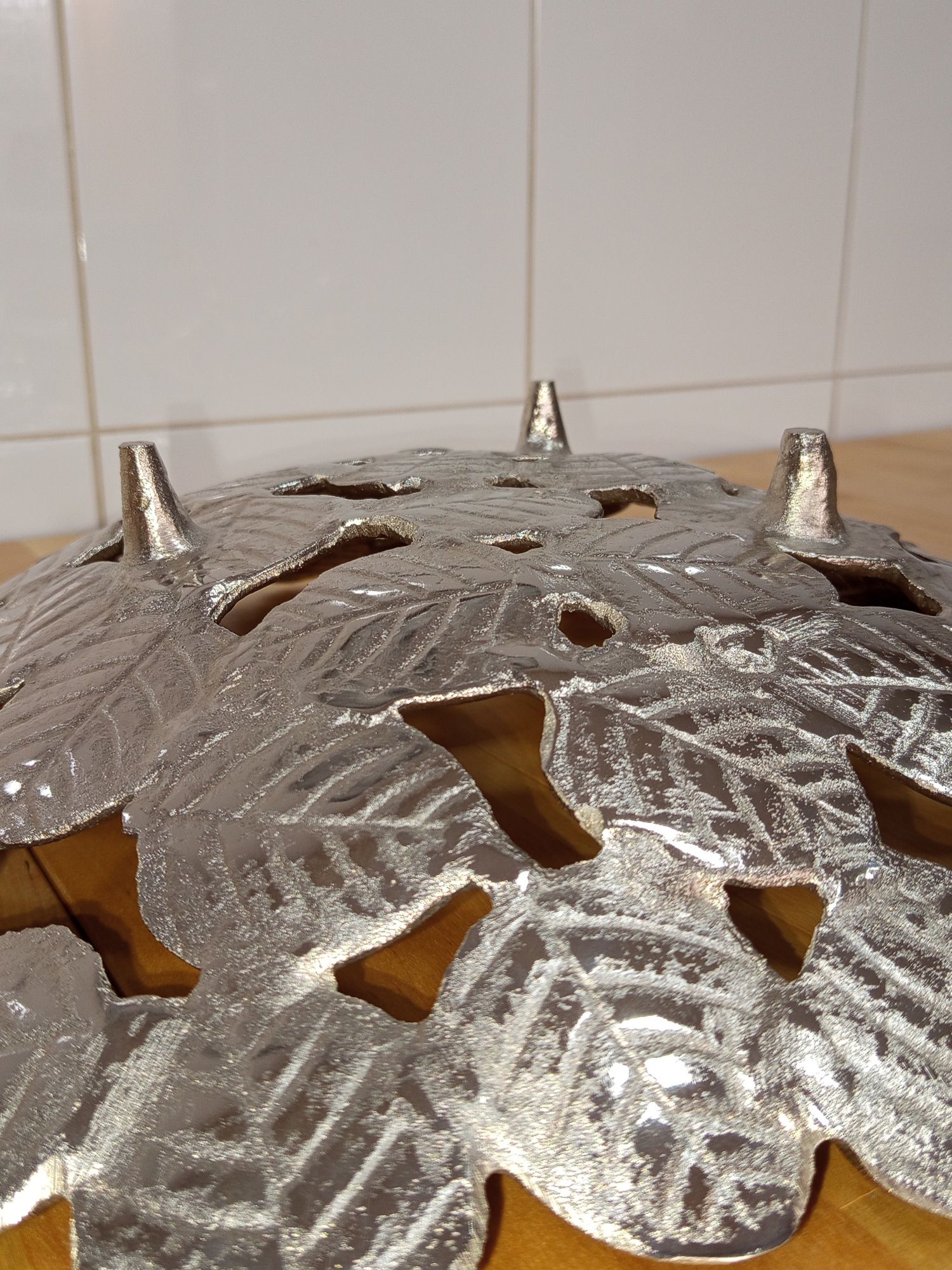 Conjunto de decoração em ferro cromado, para interior da casa.