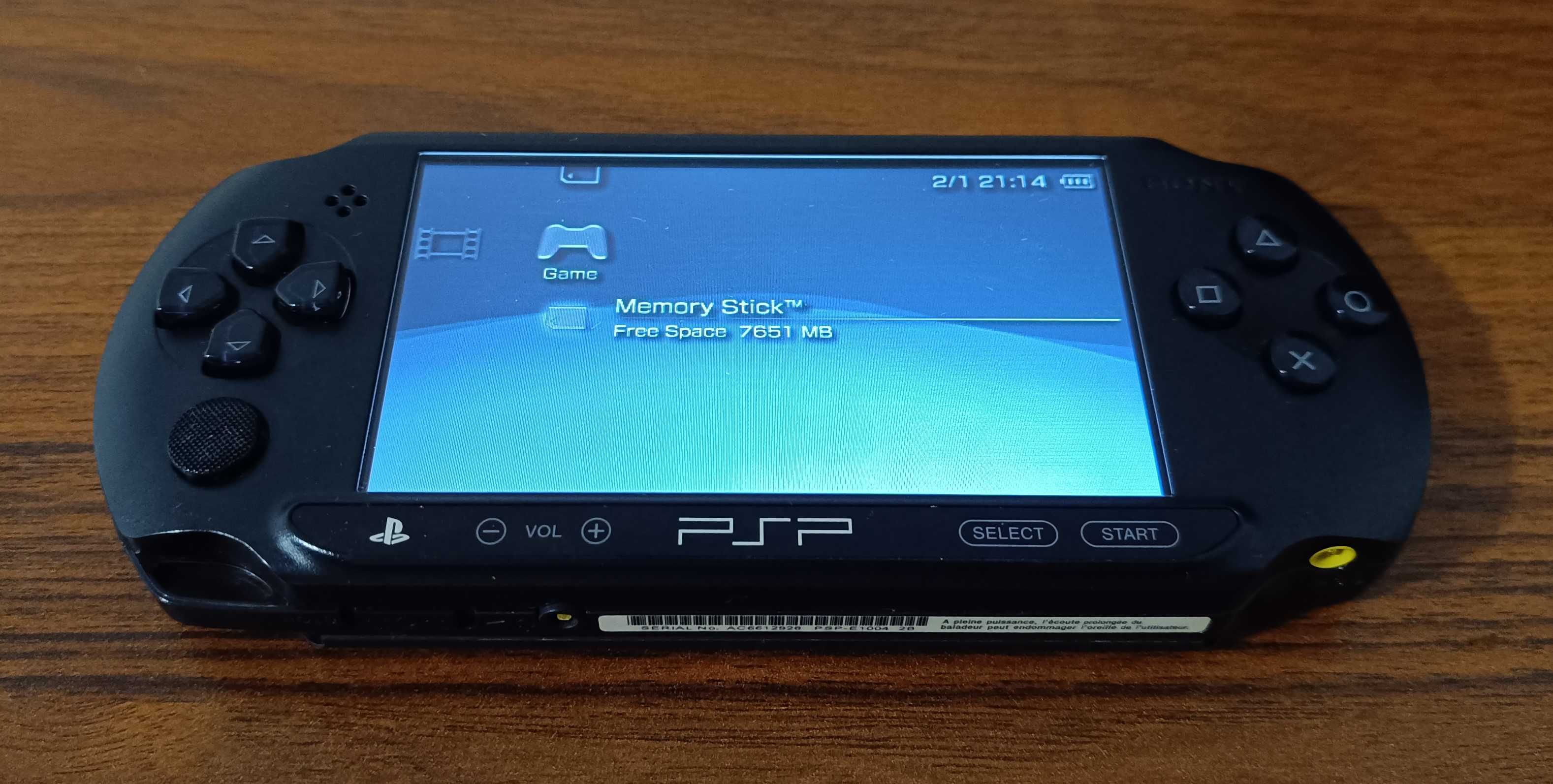 PSP-E1004 + 4 gry + Kamera + Karta Pamięci 8GB + Pokrowiec