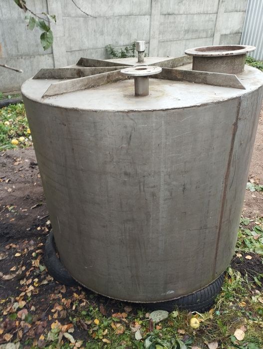 Бочка,бак,ємність.