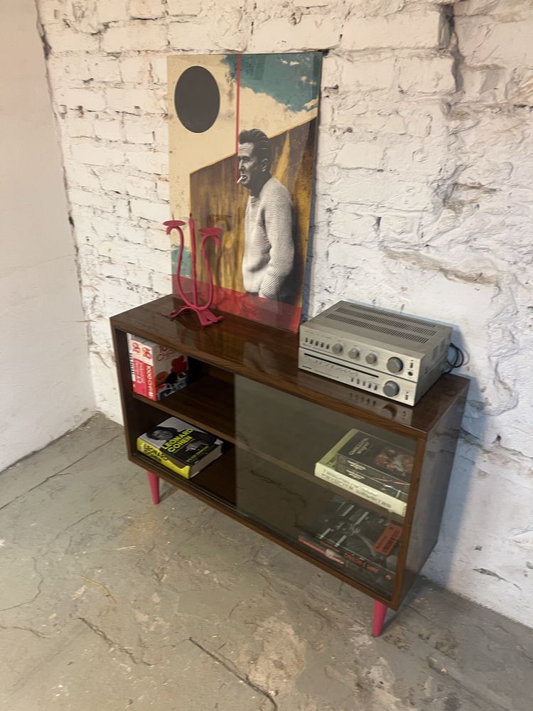 Biblioteczka witryna na rozowych toczonych nogach prl vintage retro