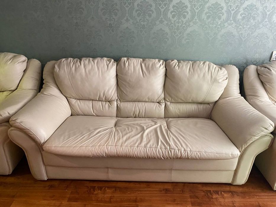 Диван кожаный раскладной + 2 кресла в идеальном состоянии