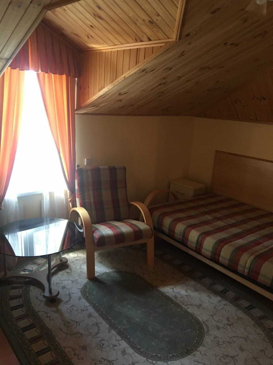 Подобова оренда сучасного будинку на березі Дніпра в сосновому лісі.