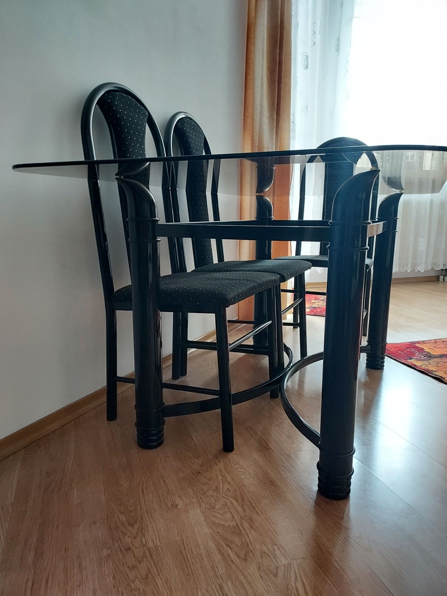 Wyposażenie wnętrz stół plus 6 krzeseł