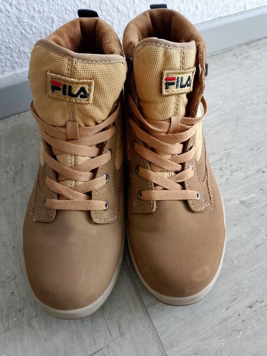 Продам ботинки зимние раз 43. купил в Германии если интересна пиш вайб