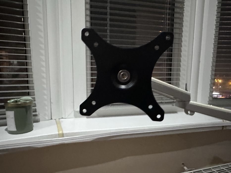 Кронштейн для монітора, з тримачем для ноутбука.