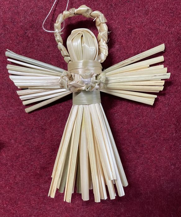 Різдвяний соломʼяний янгол і купідон.