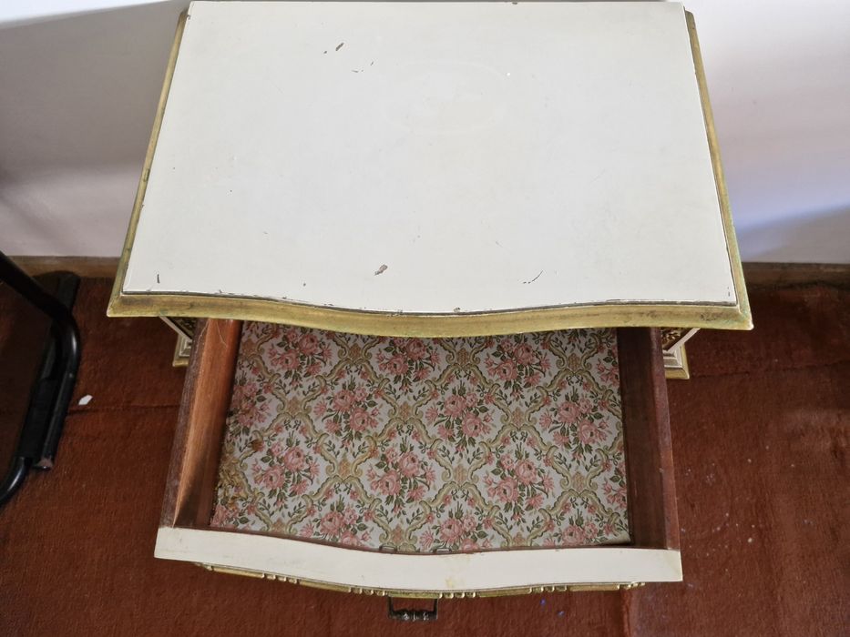 Mesa de cabeceira lacada