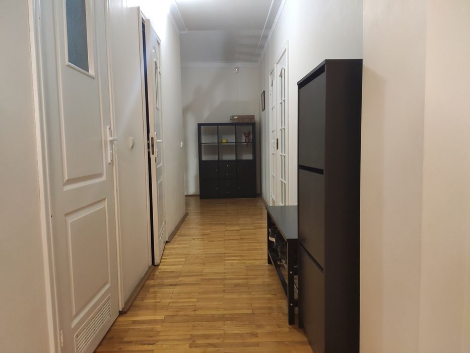 Оренда н/особняку в самому Центрі з гаражем,подвір'я,є все необхідне