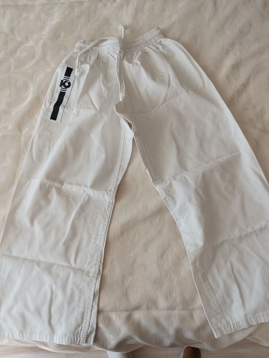 Vendemos equipamento de karaté com cinto branco para idade 6-7 anos.