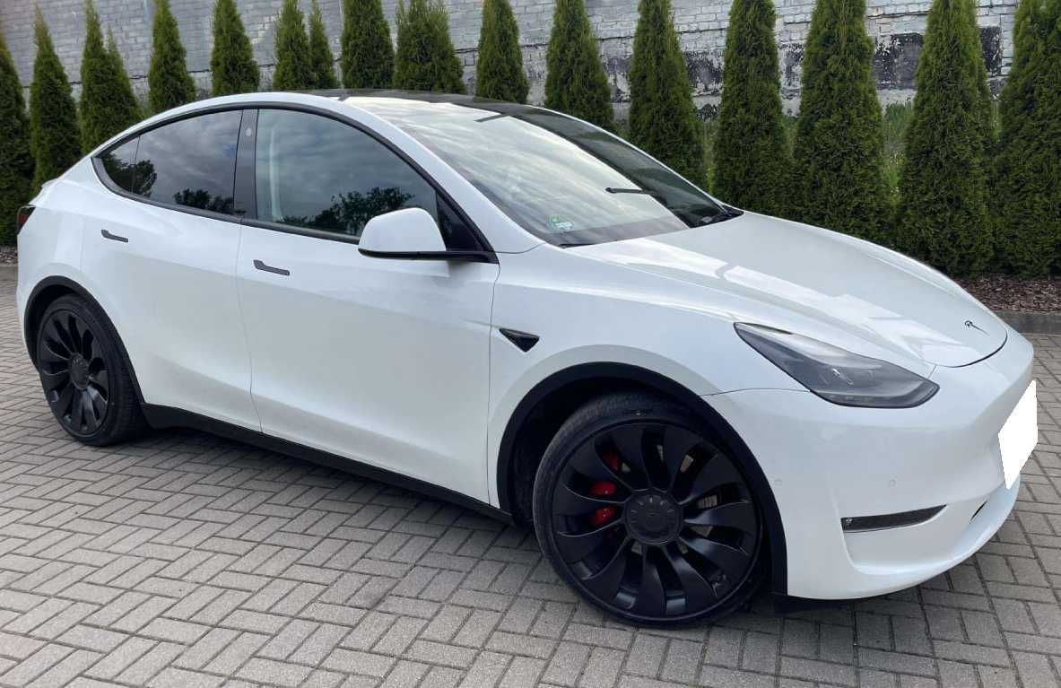 Tesla Model Y, 2022, 70 000