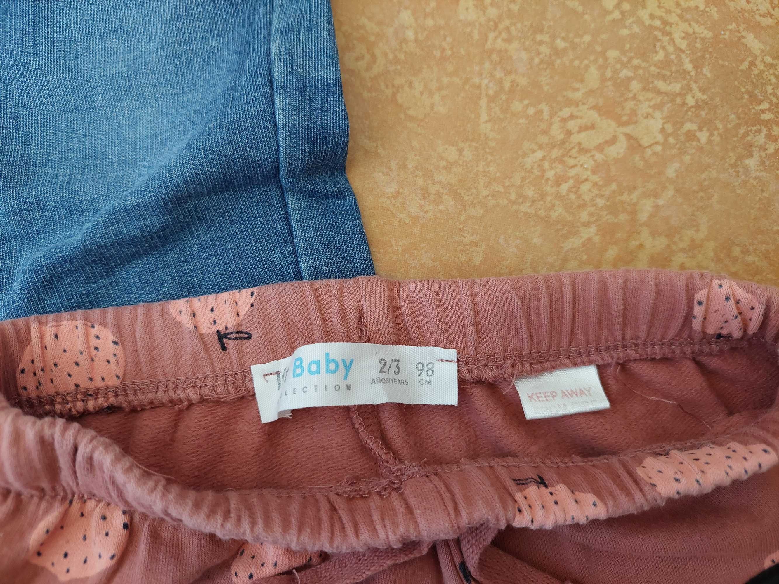 Várias peças de roupa de menina entre os 12 e os 36 meses