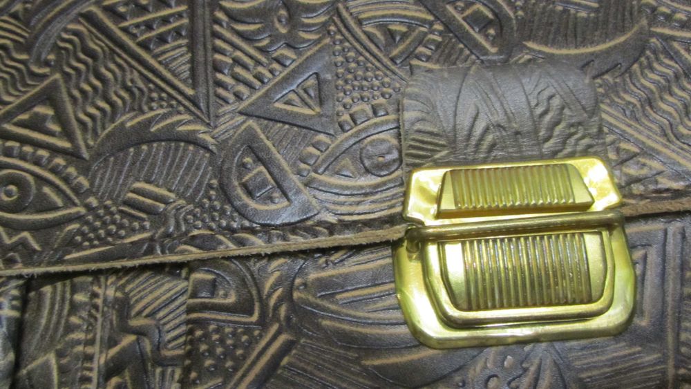 Портфель,толстая,тисненная кожа.