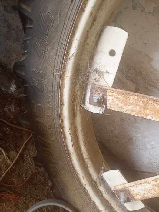 Pneus e jantes para trator