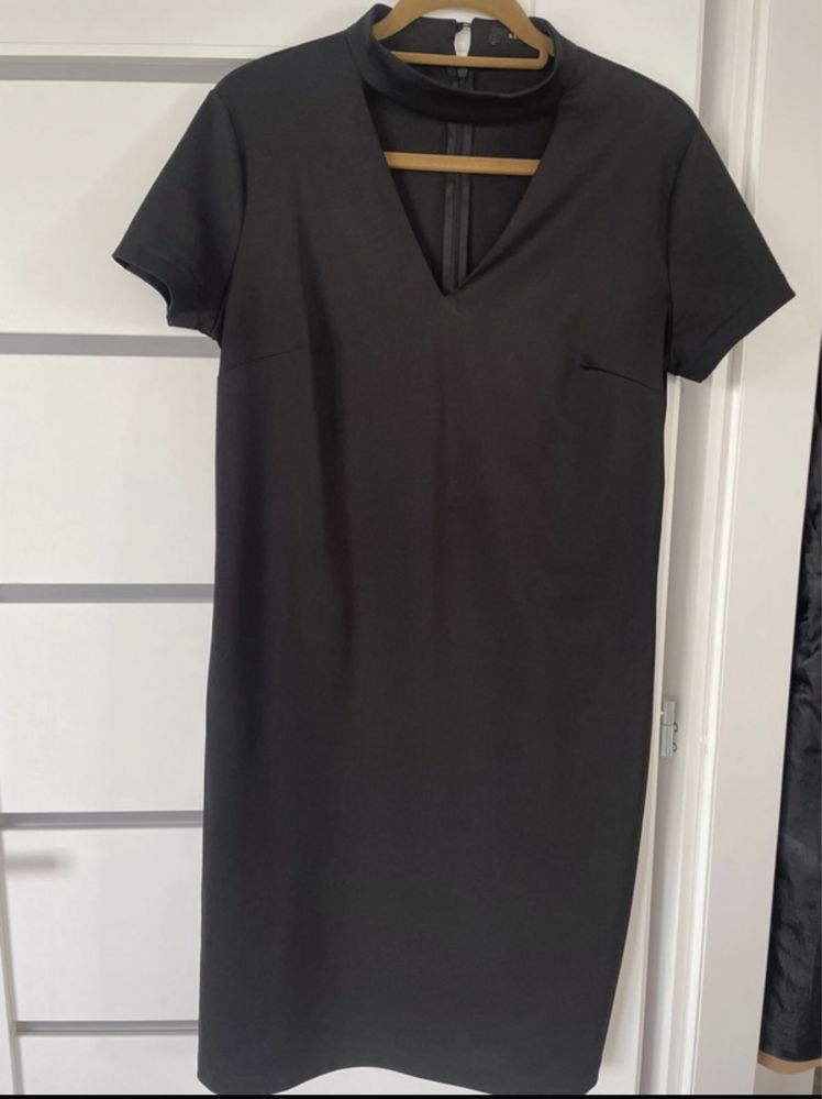 Czarna sukienka z chokerem Reserved r.42