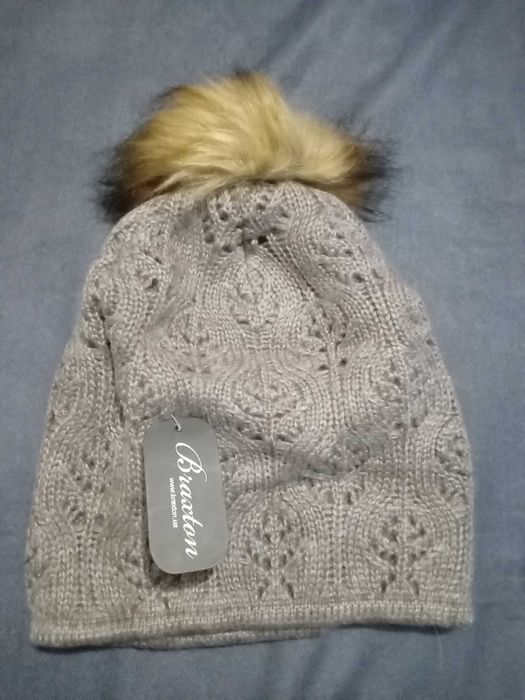 Шапки жіночі з помпоном.