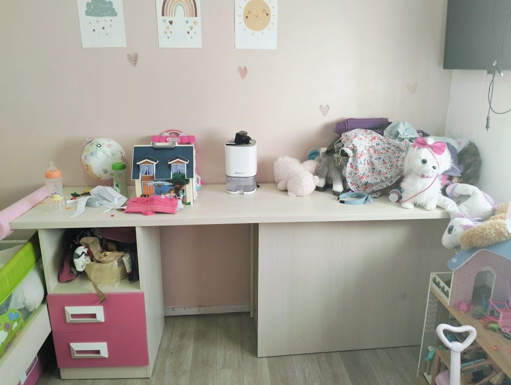 Secretaria menina com muita arrumaçao