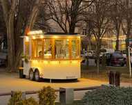Kawiarnia mobilna food truck pracuje od baterii