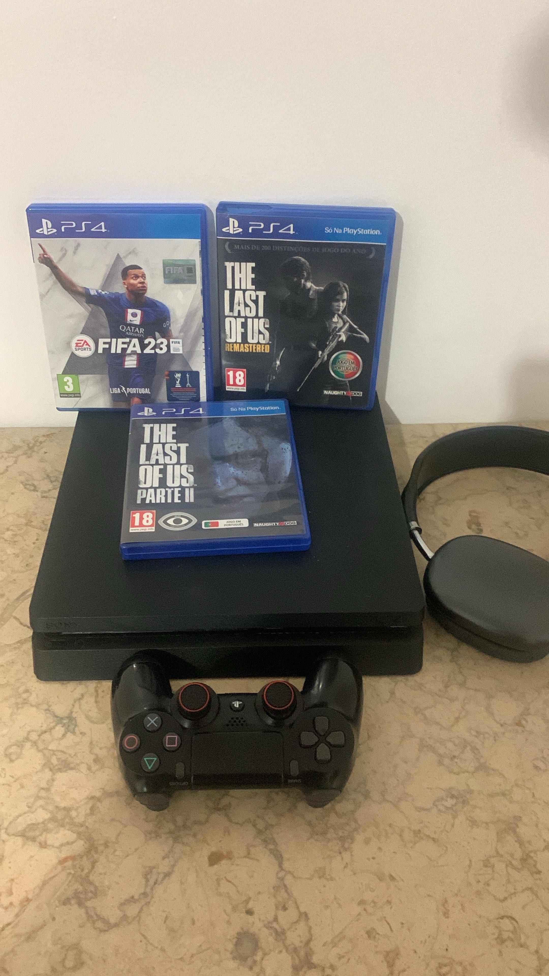 Consola ps4 500gb slim fifa 23, the last of us 2 e headphones