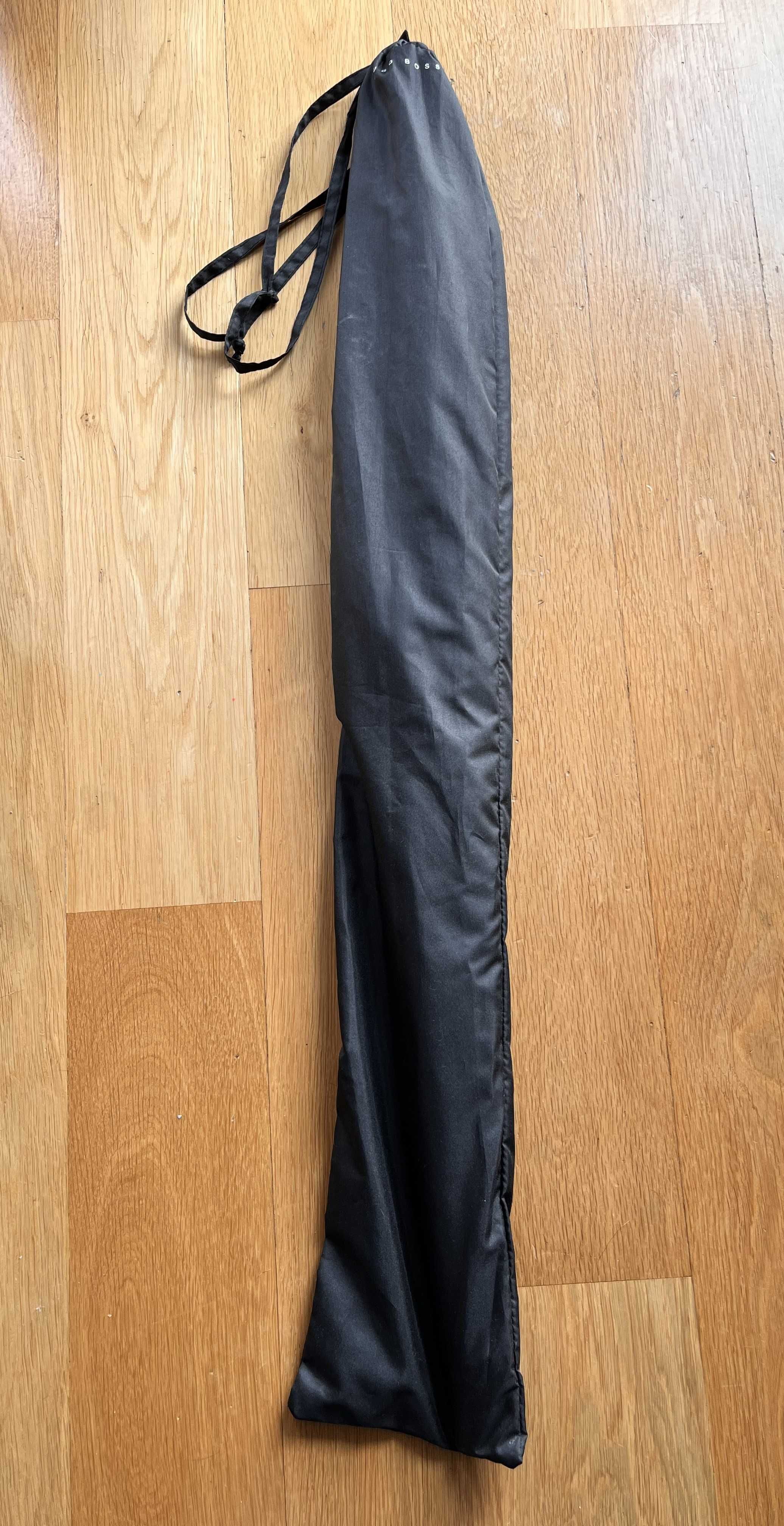 Parasol HUGO BOSS – minimalistyczny design, siatka i logo na rączce