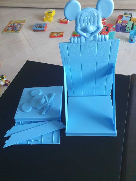Prateleira para livros do Mickey