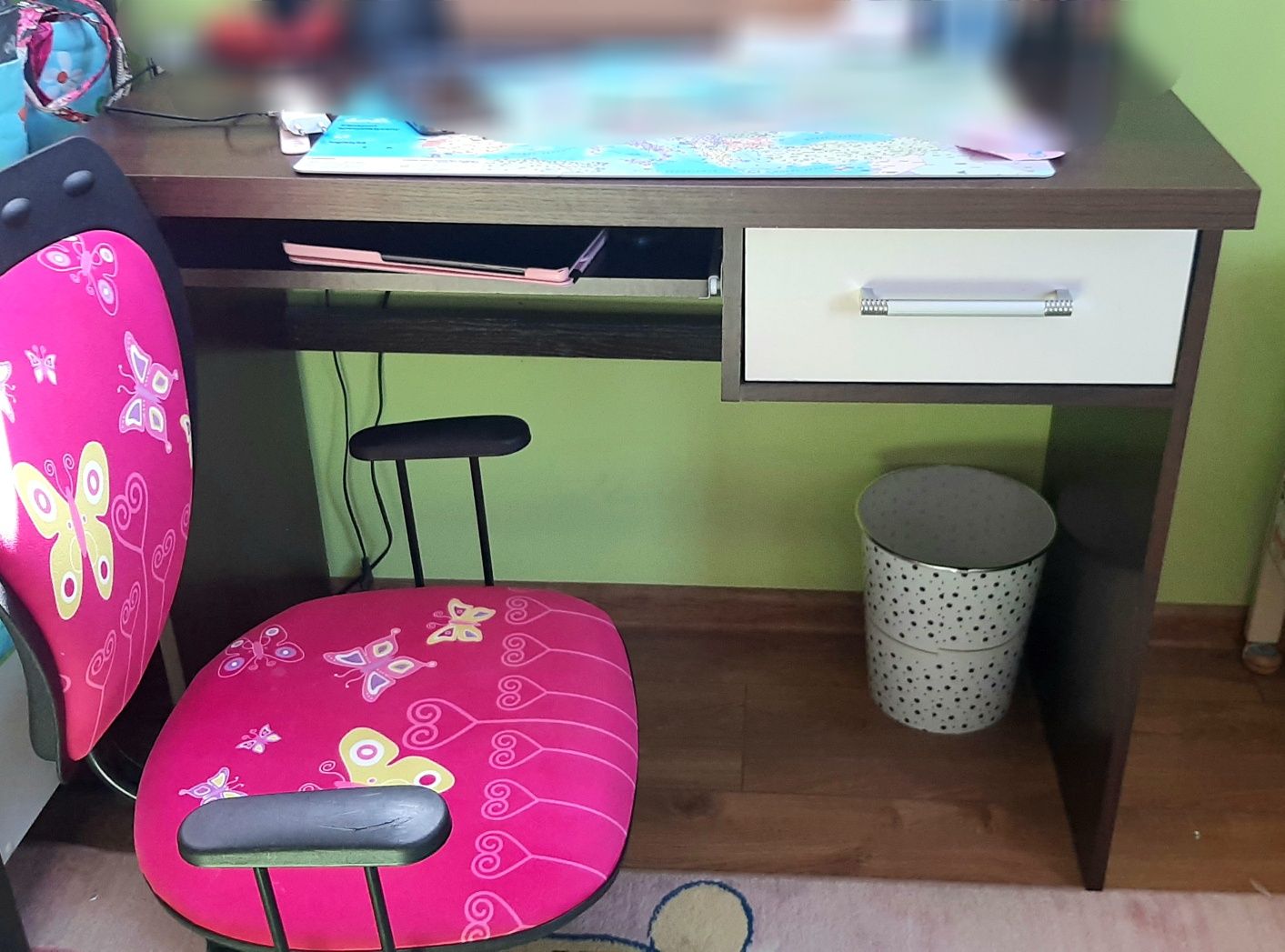 Zestaw mebli dla niemowlaka lub przedszkolaka.