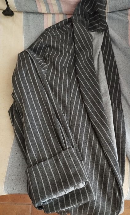 Lote de 30 peças de roupa incluí peças de inverno e verão