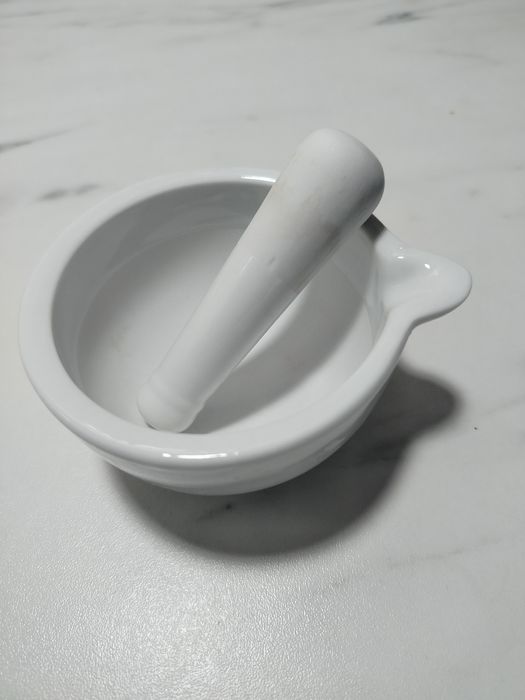 Niemiecki  mały moździerz z porcelany