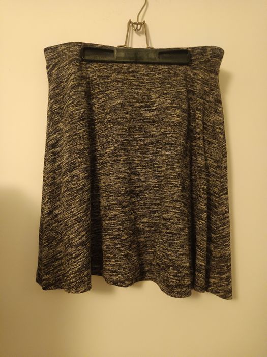 Dzianinowa spódniczka trapez na gumkę marki Lindex