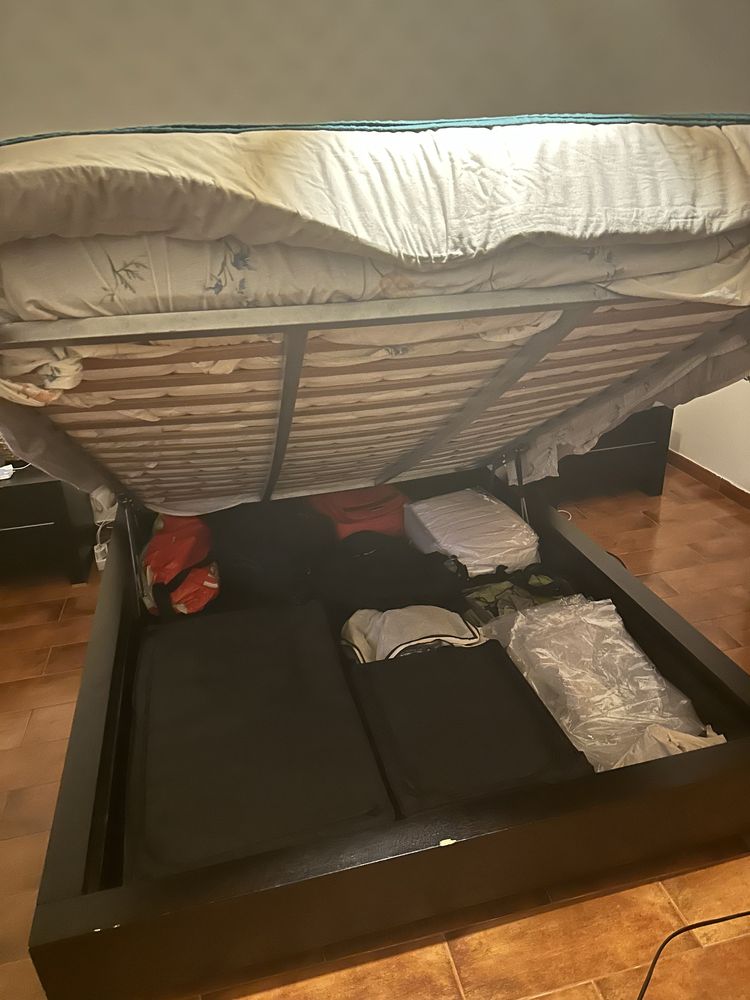 Cama de casal mais mesas de cabeceira