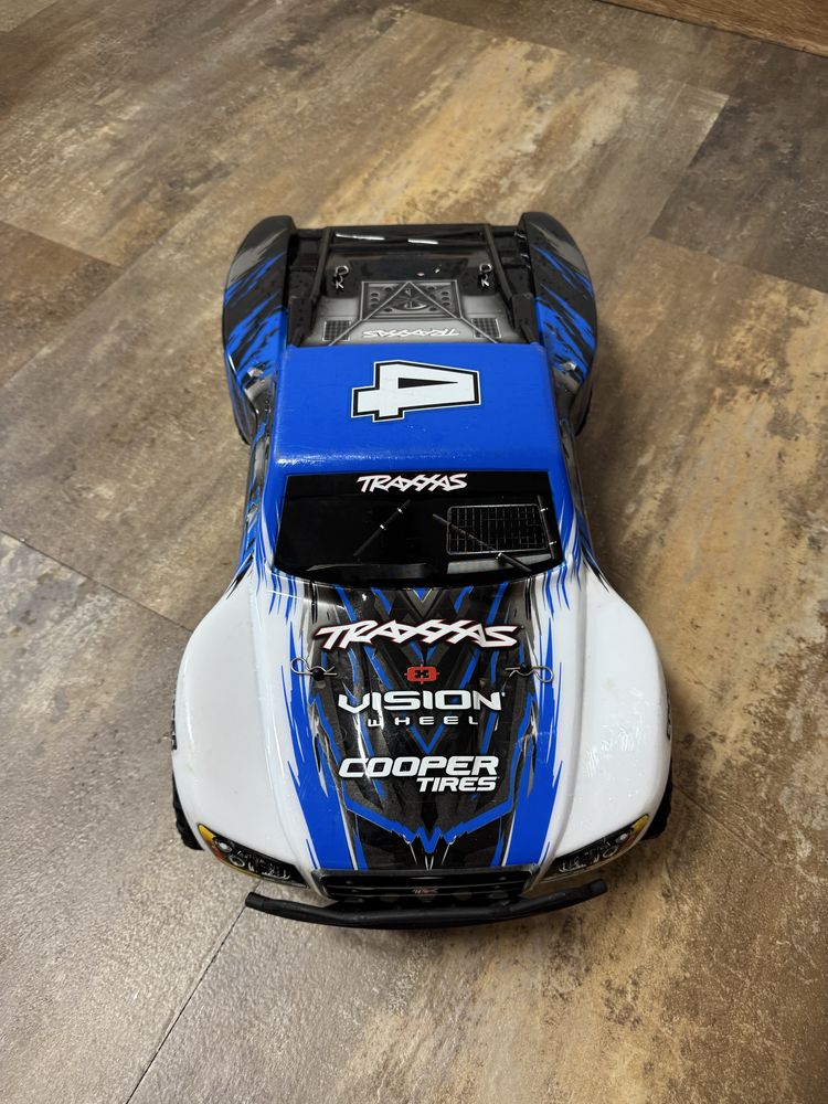 Auto rc na pilota traxxas slash 4x4 1/10