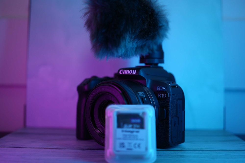 Canon R10 com objetiva RF 50mm, microfone, cartão 32GB e bolsa